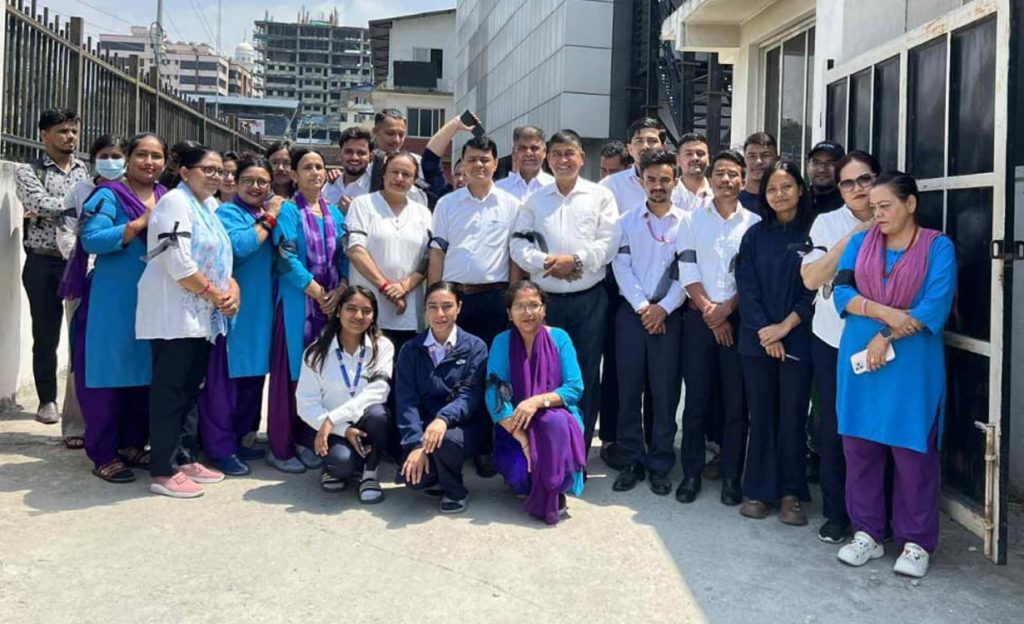 देशभरका कर्मचारीहरुले कालोपट्टी बाँधेर अनिश्चितकालीन आन्दोलनमा