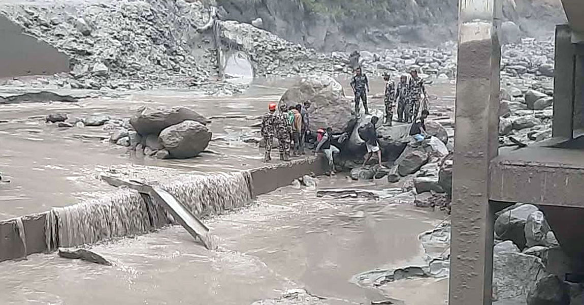 चीन–सिमानाको ल्हेन्दे खोलामा बाढी, १८ जना वेपत्ता, चार वटा हाइड्रोपावरमा क्षति