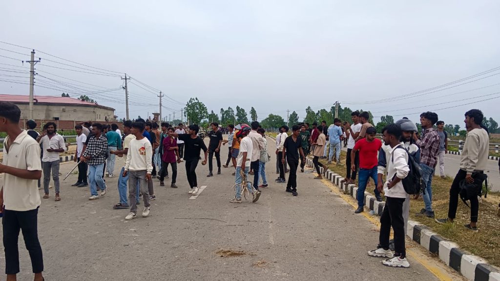 धनुषाको क्षिरेश्वरनाथ स्थीत वाटरल्यान्ड पार्कमा झडपसँगै तोडफोड